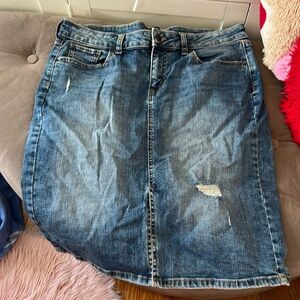 Denim skirt with slit up the front.